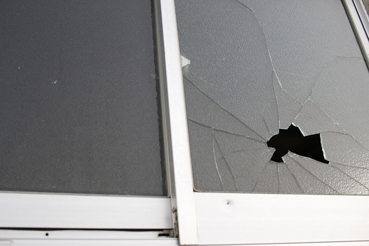 【三郷市彦糸】のガラス修理